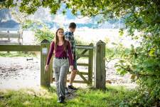 Twee wandelaars in natuurgebied De Gevel