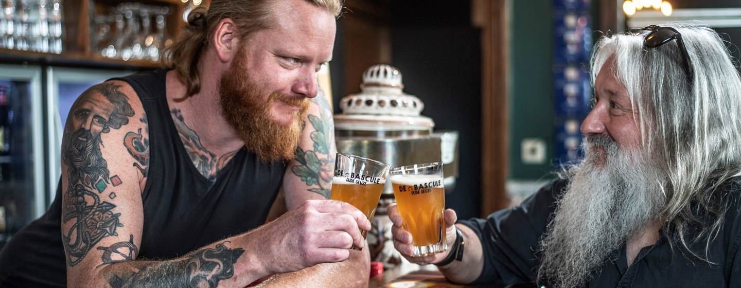 Twee mannen klinken het glas