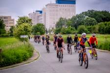 Sportieve fietsers langs de Philipssite in Leuven