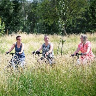 Vriendinnen op de fiets