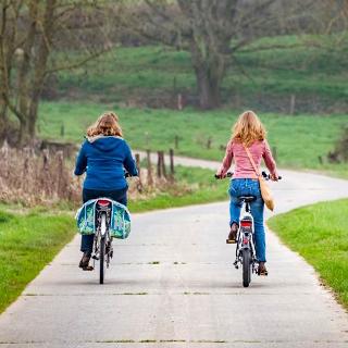 2 fietsers op fietspad