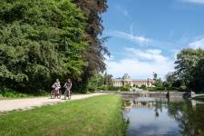 Fietsers aan het AfricaMuseum Tervuren