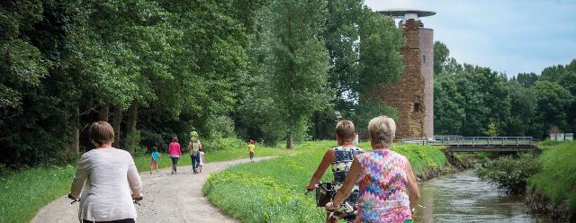 Fietsers langs de Maagdentoren van Zichem