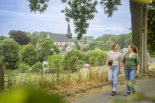 Wandelaars langs de kerk in Onze-Lieve-Vrouw-Lombeek